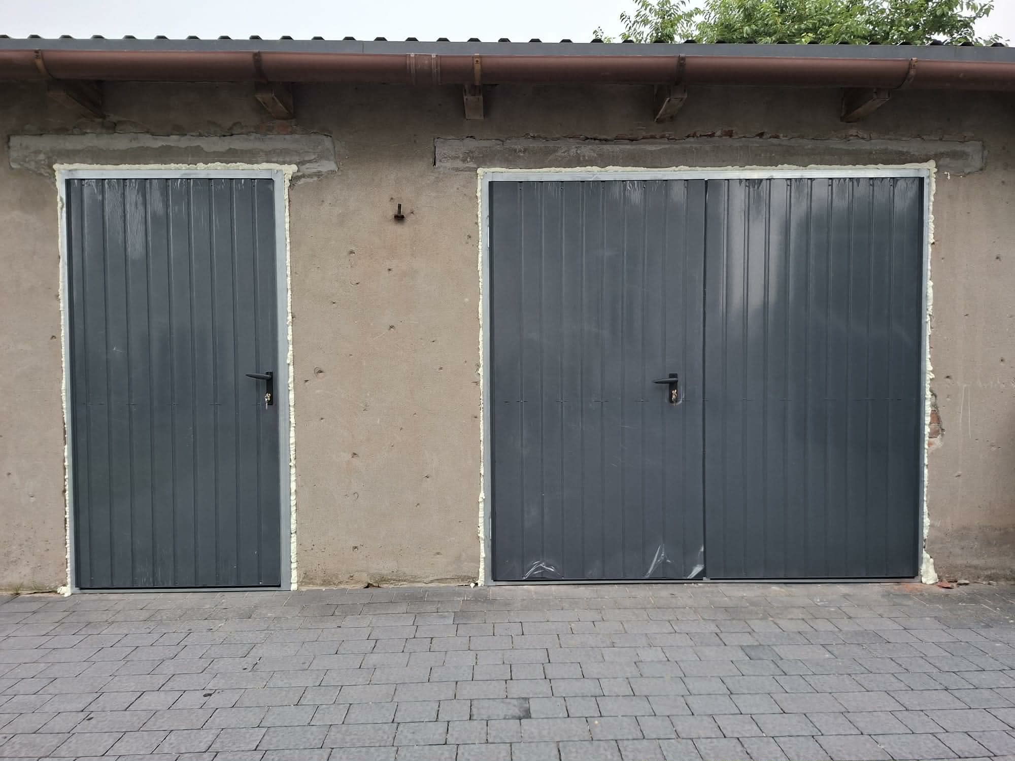 Realizacja – drzwi i brama dwuskrzydłowa antracyt
