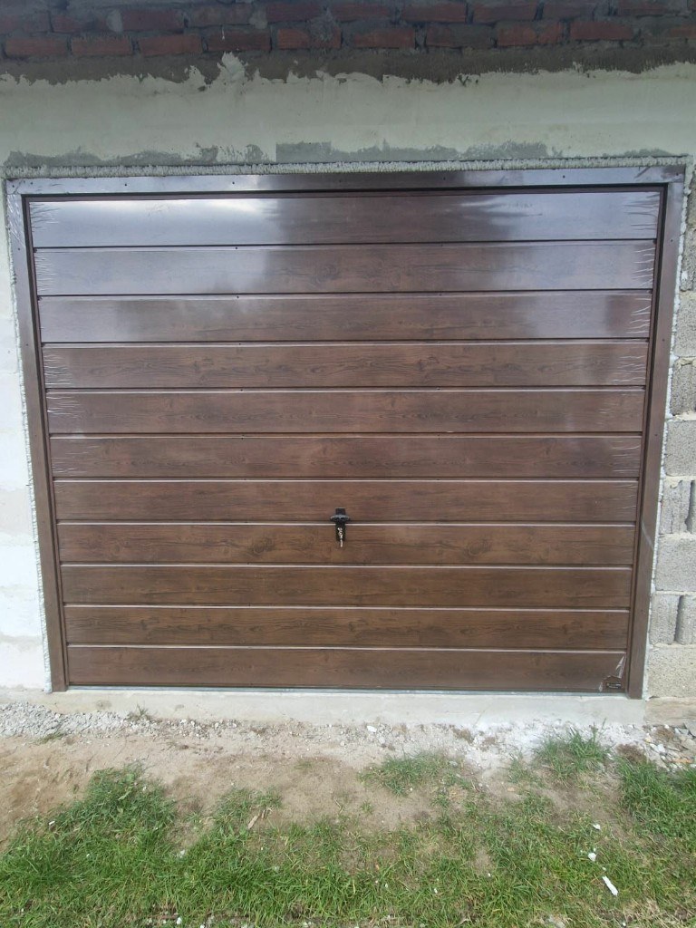 Realizacja – brama garażowa uchylna jednoskrzydłowa, kolor mahoń